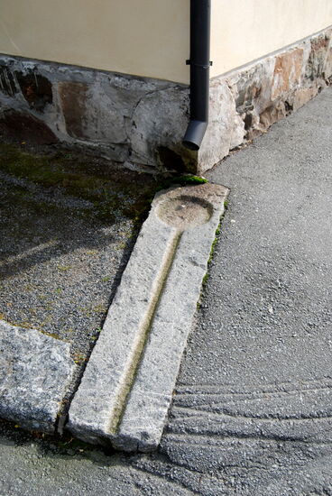 Regenablauf, wie er oft in alten Städten zu sehen ist