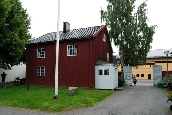 gegenüber das Lassander-Haus von 1748 mit der Wohnumgebung einer bürgerlichen Familie