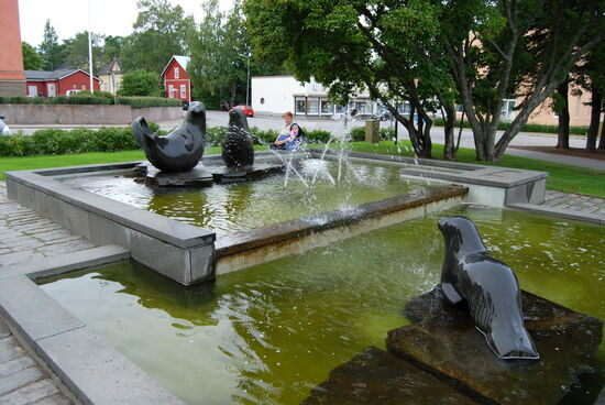 und Robbenskulpturen