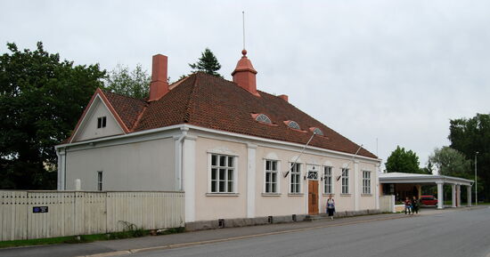 das Kyntzell-Haus und hinten wieder die alte Tankstelle