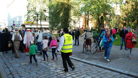 am Chydenius-Park bog der Zug ab und verteilte sich im Park