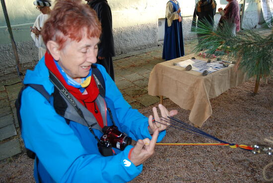im Park gab es einen Stand, wo uns das Flechten von Bändern gezeigt wurde