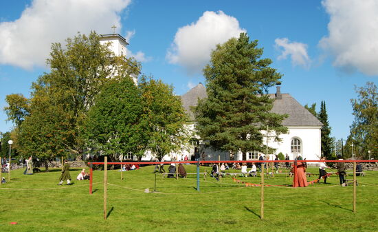 Kirche von Kaarlela, Kyrkbacken – Kirchenhügel,