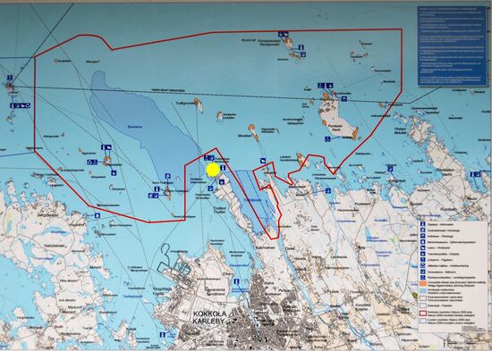 auf der Informationstafel der Schärengarten vor Karleby, der gelbe Punkt zeigt den Turm