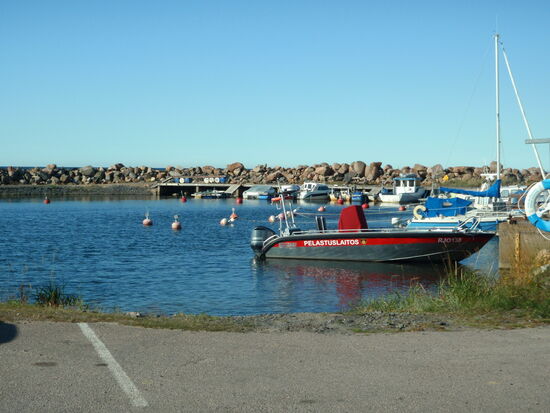 der Kleinboothafen auf der kleinen Insel Keskuskari