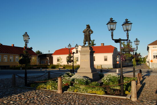 mit der Statue des Stadtgründers Per Brahe