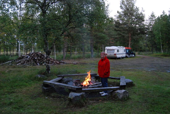 Christa entfachte das Lagerfeuer