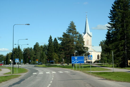 Weiterfahrt auf der 827 durch die Ortschaft Tyrnävä
