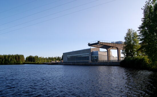nachdem wir aiuf die 8792 abgebogen waren, überquerten wir das Sperrwerk des Oulujoki