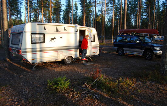 bald hatten wir den schönen Campingplats im lichten Wald erreicht