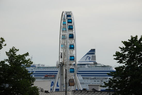 Blick zu unserer Fähre mit dem Riesenrad, die untere Gondel ist die Sauna