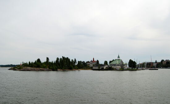die Insel Valkosaari im Vordergrund und Luoto dahinter