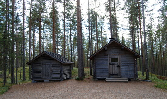Hütten neben dem Aussichtsturm