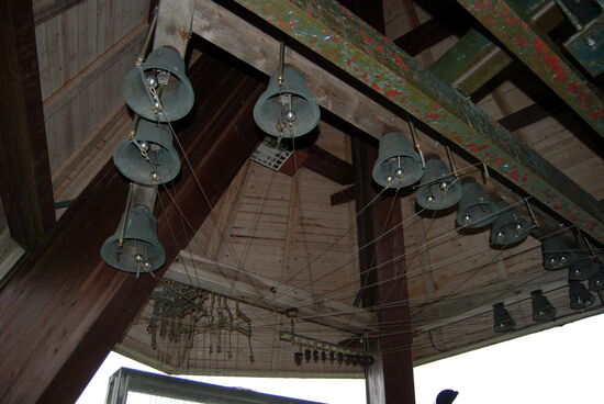 und einem Glockenspiel