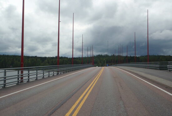 Fahrt über die Hännilänsalmen-Brücke