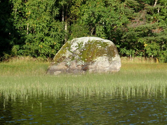 am Südufer der Insel Ulonsaari lagen große Steine