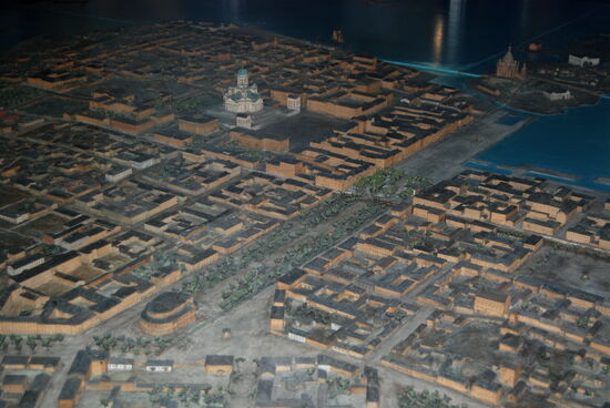 Modell des alten Helsingfors: vorn links das schwedische Theater, die Esplanden, Domkirche und Uspenski-Kathedrale