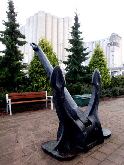 Anker vor dem Empfangsgebäude