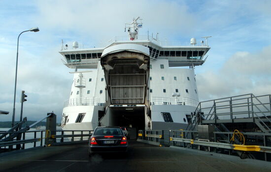 wir verschwanden im Schlund der Fähre