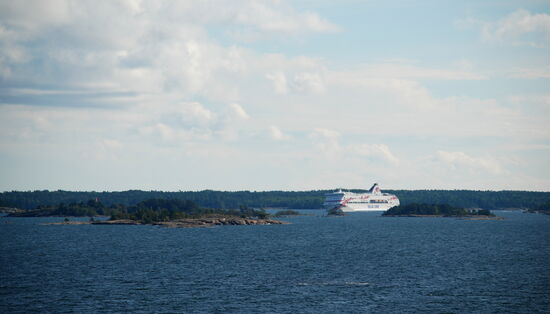 Silja-Fähre Baltic Princess folgte uns zickzack um die Schären