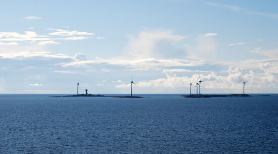 Inselgruppe um Stora Båtskär mit Windrädern