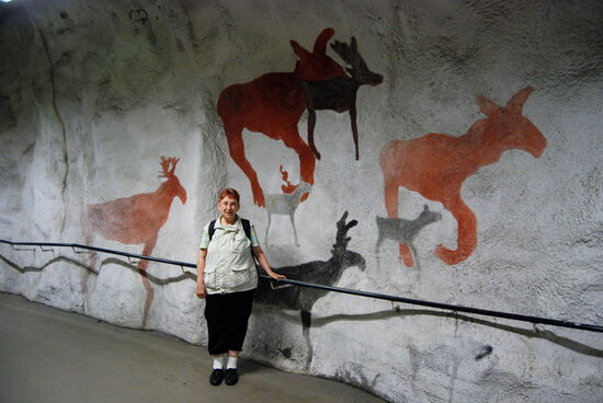 nachgemachte Felszeichnungen auf dem Weg aus der Station