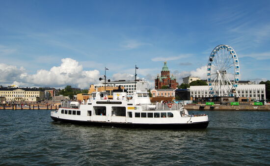 Sveaborg-Fähre mit Uspenski-Kathedrale und Riesenrad, in dem sogar eine Sauna mitfährt