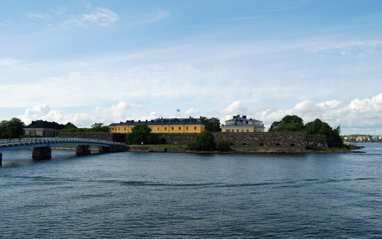 und zur Seekriegsschule hinüber, kurz vor dem Anlegen