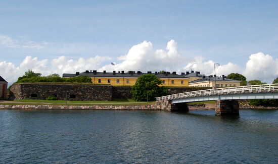 Blick zurück zur Seekriegsschule auf der Insel Lilla Östersvartö - Pikku-Musta,