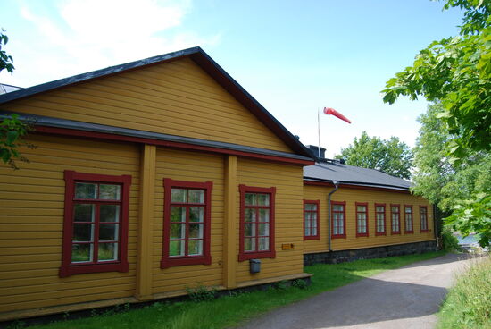 an einem Seitenweg auf der Hauptinsel Stora Östersvartö - Iso Mustasaarilag der Seegrenzschutz