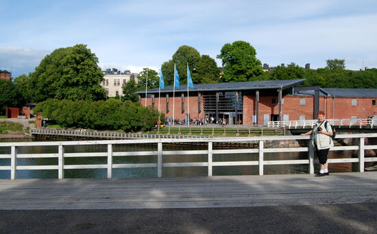 über die Brücke gingen wir auf die südliche Hauptinsel Vargön - Susisaari, Blick zurück zum Museum