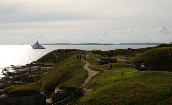 Blick über den südlichen Teil der Insel mit dem Küstenwachschiff Turva