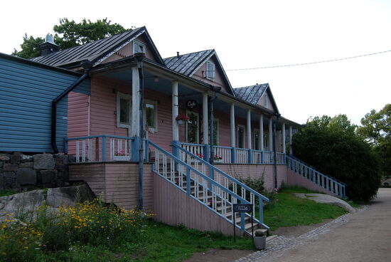 den Hauptweg entlang