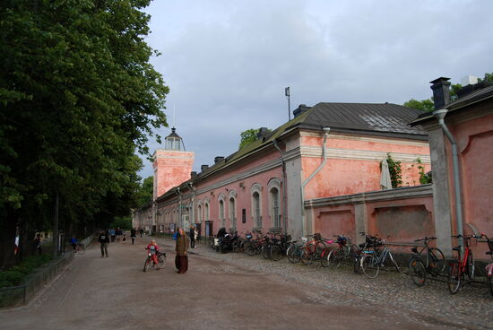 erreichten wir wieder die Strandkasernen