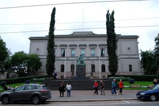 die Zentralbank auf der gegenüberliegenden Straßenseite