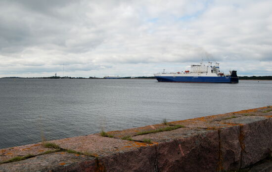 auslaufendes Schiff, im Hintergrund der Westhafen