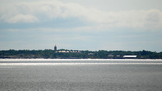 Russarö mit dem Leuchtturm von 1863, einem der ältesten bewahrten Leuchtfeuer Finlands. Schon 1723 war hier eine Feuerbake aufgestellt worden.