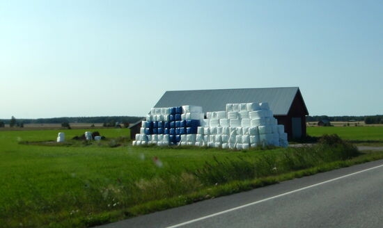 so kann man auch die Heuballen stapeln, als finnische Flagge