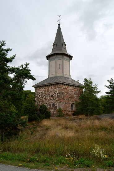 mit dem Turm auf der anderen Seite der Straße