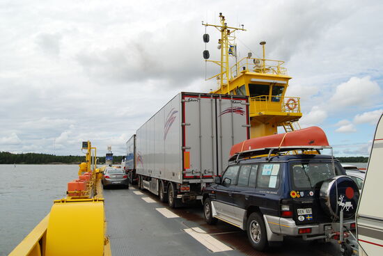 nach der Durchfahrt des Ortes erreichten wir die gelbe Fähre zur Insel Pieskeri