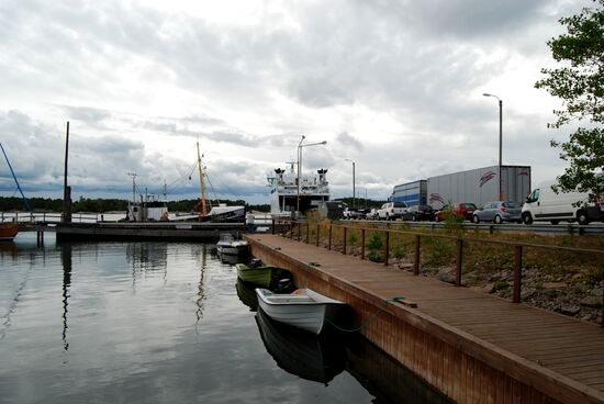 erreichten wir den Hafen Vuosnaisten