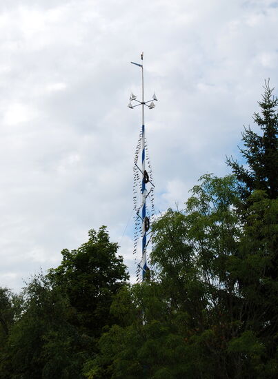 typische Midsommarstange wie auf Åland üblich