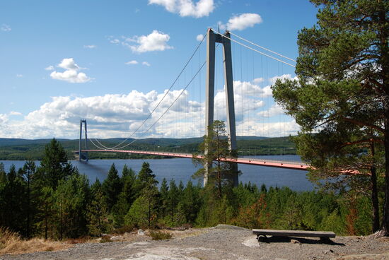 die Högakustenbron vom Parkplatz aus gesehen