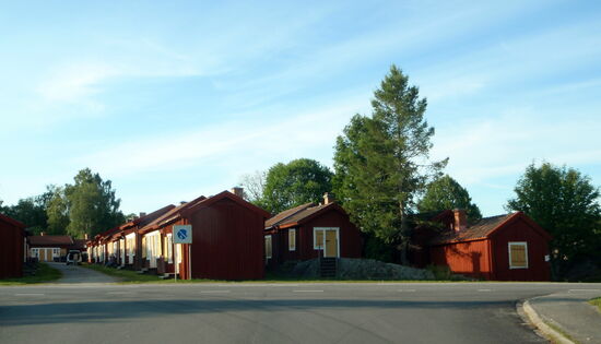 med ålderdomlig kyrkstad