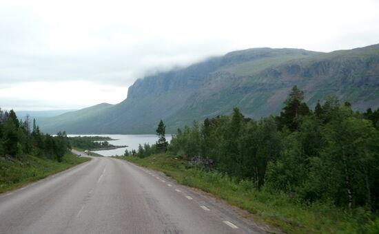 Fahrt am aufgestauten Luleälven entlang