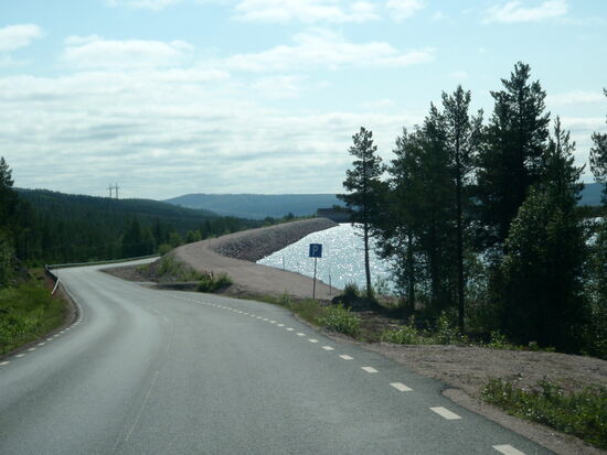 die Straße führte an einem Damm entlang
