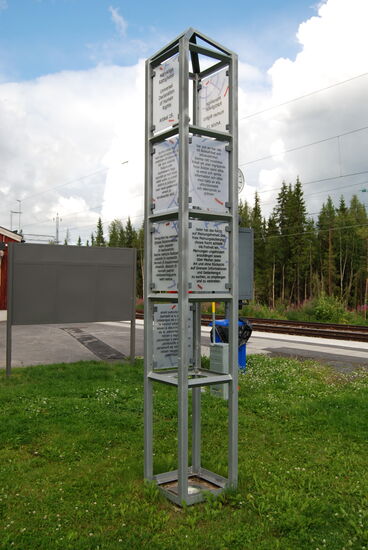 auf dem Bahnhof eine Säule mit Artikel 19 der Menschenrechte