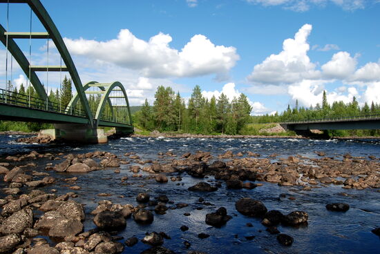 rechts die neue Straßenbrücke der E45