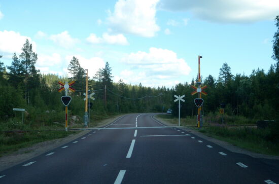 immer wieder Bahnübergänge der Inlandsbanan