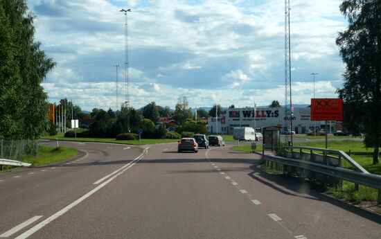 das nördliche Rondell von Mora mit der Einfahrt in das Industriegebiet mit Biltema usw.